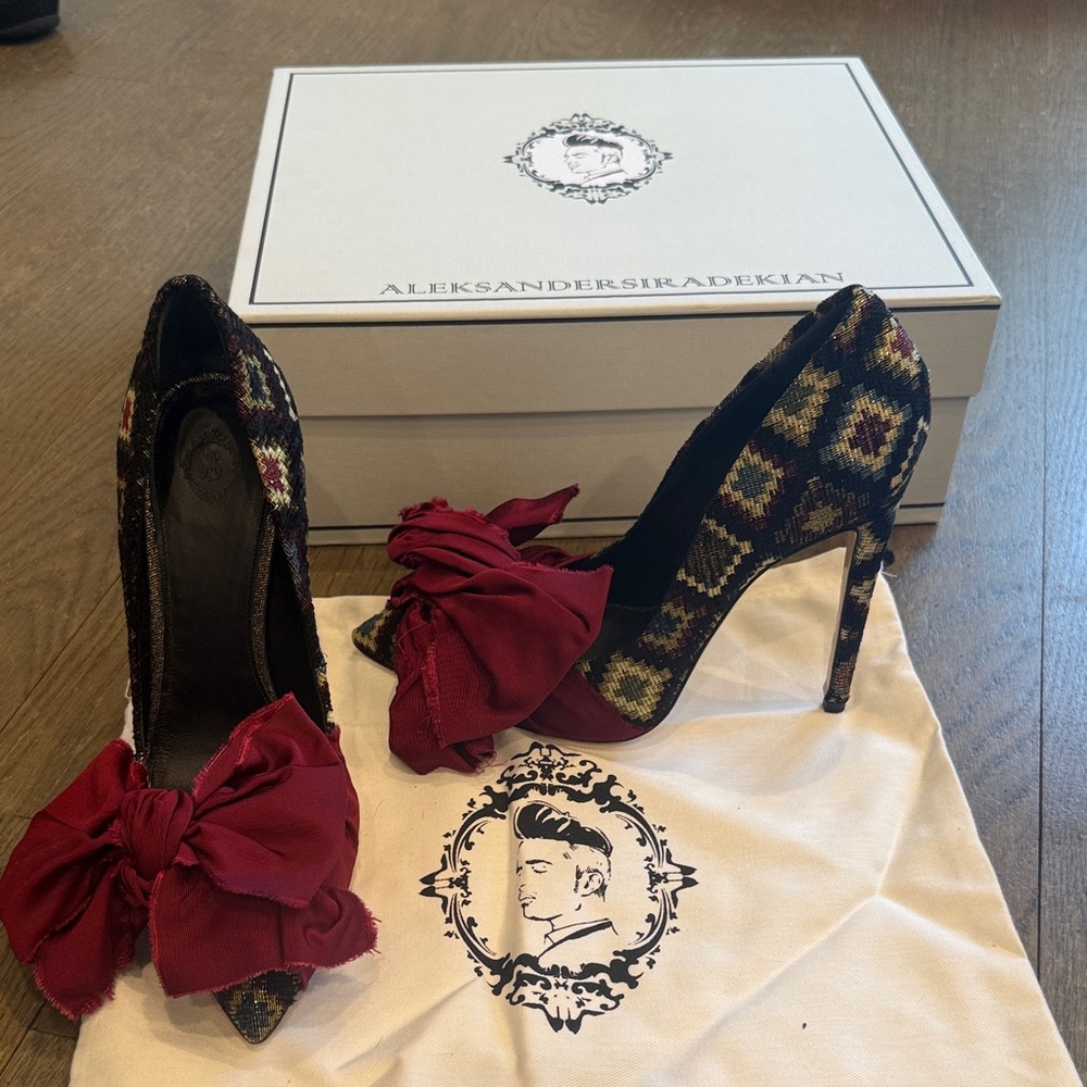 Aleksander Siradekian couture heels  sz38. Brand new